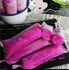 Buah naga memiliki rasa yang sedikit manis dan juga segar, sehingga sangat tepat dan cocok untuk digunakan sebagai bahan resep es buah ataupun es krim dari buah naga untuk melepas dahaga anda. Resep Cara Membuat Es Lilin Buah Naga Source Cookpad Masakan Enak