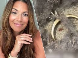 Moeder rijdt rond met dochter in doos op dak van haar auto