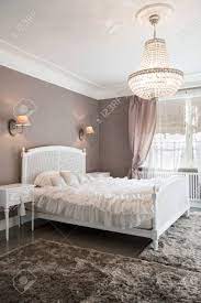 Here is the some ideas to creating a great vintage bedroom design. Foto Von Stilvollen Vintage Schlafzimmer Mit Grossem Bett Lizenzfreie Fotos Bilder Und Stock Fotografie Image 33756254
