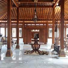 Ruang terbuka ini menyimbolkan penyatuan manusia dengan alam sekitar. Inspirasi Sejuk Dengan Rumah Joglo Modern