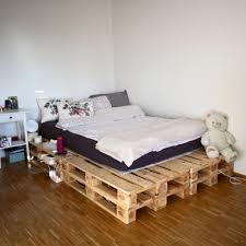 Kinderbett selber bauen mit der anleitung von hornbach: Ein Klassiker Das Palettenbett Bett Aus Paletten Inneneinrichtung Schlafzimmer Europaletten Bett