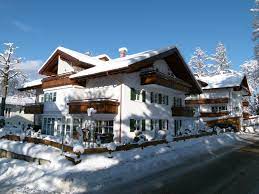 Heim & haus fertigt individuell nach maß gelenkarmmarkisen, kassettenmarkisen, sondermarkisen und wintergartenmarkisen. Unsere Zahlreichen Referenzen Haus Heim Oberstdorf