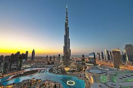 Dubai leži na sjeveru emirata dubai uzduž istoimenog kanala perzijskog zaljeva, širokog od 100 do 1300 metara i dugog 14 km, koji ga dijeli na dva dijela.praktički je gotovo spojen sa obližnjim obalnim gradovima sharjahom i ajmanom u jednu veliku konurbaciju. Dubaj Avstral Azija
