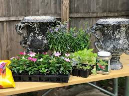Flower pots and planters are a great way to add interest to a large garden or yard, breaking up the flow of green. Beautiful Pots The Art Of Arranging Flower Pots Southern Girl City Mom