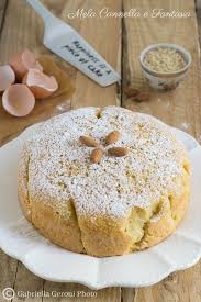 A seguire aggiungi la farina, il burro sciolto, il lievito, la buccia di limone, 200g di mandorle tritate fini e infine gli albumi montati a neve ferma. Torta Di Mandorle Senza Burro Morbida E Profumata