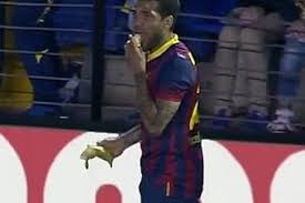 Browse 1,652 dani alves juventus stock photos and images available, or start a new search to explore more stock photos and images. Dani Alves Zieht Mit Einer Banane In Den Verlorenen Krieg Tageswoche