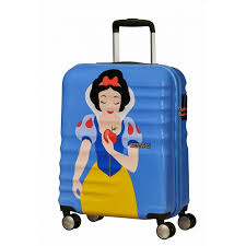 Get closer than ever to the famous fairytale by looking into the evil queen's mirror, travelling carefully through the haunted forest and dropping in on the seven dwarfs at their cottage. Valise Cabine Princesses Blanche Neige