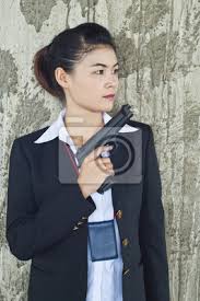 Im laufe der ermittlungen entsteht des öfteren ein zusammenhang zum unternehmen massive dynamic. Fbi Agentin Fototapete Fototapeten Polizistin Schusswaffe Handfeuerwaffe Myloview De