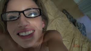 Блондинка-любитель красотки Наташа Уайт делает вам футфетиш от первого лица  и скачет на вашем мокром члене