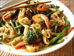 Nouilles De Riz Aux Crevettes Et Asperges A La Thai Happy Papilles Recette Riz Au Crevette Nouilles De Riz Cuisine Asiatique