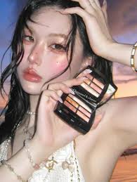 ថ្មីស្រឡាងពី Cha.nel highlights​  នឹង​ពណ៌​គូល័រ​ភ្នែក​ស្អាត​សា.ហាវ🎀របស់លេងថ្មី Limited Edition ✨😍​  ចង់ស្អាតមុនគេត្រូវមានមួយនេះណា #charmscosme