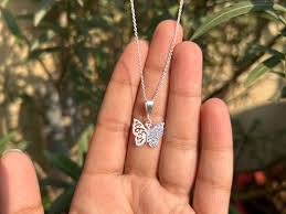 Gros plan sur le collier papillon