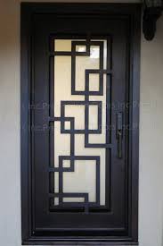 Pin Di Pintu Depan