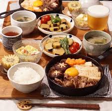 すき焼き風肉豆腐 マカロニサラダ 夏野菜揚げ浸し 大根と小松菜のみそ汁 ゴールデンキウイ すき焼き マカロニサラダ みそ汁