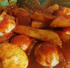 Masukkan 1/2 sudu gula ke dalam bahan tumis dan kacau (tip : Resepi Sambal Telur Dengan Kentang Yang Ringkas Dan Sedap Koleksi Resepi Mudah