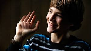 Everett teen holds Guinness one-hand clapping record