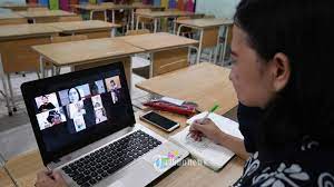 Distance education) adalah pendidikan formal berbasis lembaga yang peserta didik dan instrukturnya berada di lokasi terpisah sehingga memerlukan sistem telekomunikasi interaktif untuk menghubungkan keduanya dan berbagai sumber daya yang. Kemendikbud Siswa Dengan Ekonomi Rendah Rentan Tertinggal Materi Pembelajaran Jarak Jauh Tribunnews Com Mobile