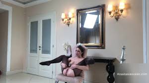 Anastasia Ocean (Emerald Ocean) shows her pussy. Public