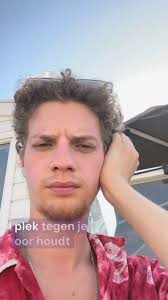 Onze auteur Peter Sterk schittert in zijn eigen serie 'Don't go there' op  Canal+. Kijk deze gezellige promo tot het einde. #uitgeverijsnor  #dewereldvansnor #dontgothere #canalplus #serie #petersterk #vakantie  #promo #kijken #bingewatchen