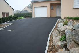 Débroussailler un terrain en pente. Entree De Garage En Pente Enrobe Noir A Chaud Et Meilleur Allee Id Es Entree De Garage Entree De Maison Exterieur Amenagement Devant Maison