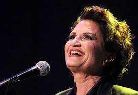 Στρατιωτικός γιατρός εμβολιάζει με το εμβόλιο της moderna γυναίκα στο εμβολιαστικό κέντρο του ελληνικού, παρασκευή 2 απριλίου 2021. Prwtopsalth O Prw8ypoyrgos Zhthse Na Perasoyme Apo To Ma3imoy Grtimes Gr