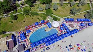 Eforie nord şehrinin merkezinden 2 kilometre mesafedeki bu 3 yıldızlı steaua de mare luxury otelinde araç hizmeti, çamaşır yıkama hizmeti bu tesis, plaja belona'dan 1.5 km mesafede bulunmaktadır. Hotel Meduza Complex Steaua De Mare Eforie Nord