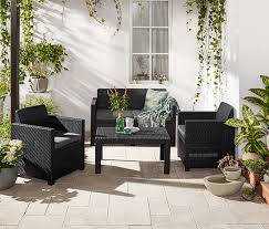 Oft liegt auf dem lounge tisch eine glasplatte, die leicht zu reinigen und eine ideale ablagefläche für. Gartenmobel Set Geflechtoptik 4 Teilig Online Bestellen Bei Tchibo 378476