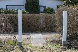 Um selbst ein gartentor zu bauen, bietet sich holz als erste wahl an, denn es lässt sich recht einfach und mit den geräten bearbeiten, die ein gewöhnlicher heimwerker in der regel ohnehin schonbesitzt. Gartentor Selber Bauen Schritt Fur Schritt Erklart Mit Vielen Bildern