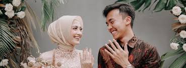 Silahkan simak videonya untuk melihat modelsemua di jahit oleh rumah jahit ros jambi.semoga bermanfaat aamiinsila. 7 Inspirasi Kebaya Couple Untuk Lamaran Bikin Pangling Golaundry