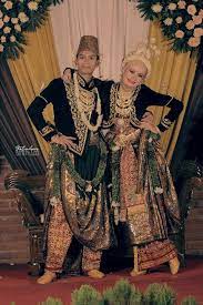 Meski Berhijab Dan Tanpa Paes 8 Inspirasi Pengantin Jawa Ini Layak Kamu Coba Pengantin Gaya Pengantin Rias Wajah Pengantin