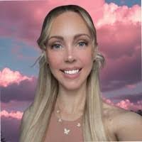 Elizabeth Houchens's Instagram, Twitter & Facebook