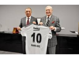Beşiktaş kulübü başkanı fikret orman, yapımı devam eden statta, işadamı rahmi koç ve beraberindekilere bilgiler verdi. Rahmi Koc Tan Ahmet Nur Cebi Ye Ziyaret