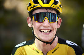 In een prachtig decor waren twee versnellingen op de col du vam van mathieu van der poel genoeg om de rest van het peloton van zich af te schudden. 7foijeho T99ym