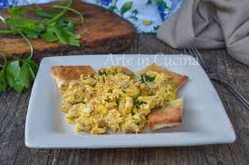 Date una possibilità all'avocado toast con uovo in camicia, perfetto per un pasto appagante. Uova Strapazzate Con Tonno Ricetta Veloce