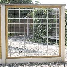 gaas schutting met klimplant tussen buurvrouw en ons tuin schutting tuinschutting