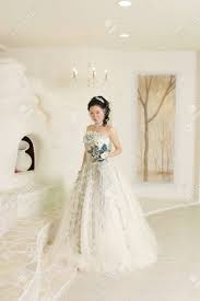 Hochzeitskleid für den schönsten tag im leben auswählen. Asiatische Braut Im Luxuriosen Hochzeitskleid Lizenzfreie Fotos Bilder Und Stock Fotografie Image 86366491