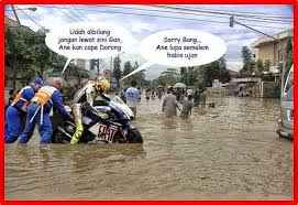 7 Tips Aman Cegah Motor Macet Saat Terobos Banjir Foto Lucu Gambar Lucu Lucu