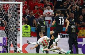 Weltfußballer robert lewandowski hat spanien das große zittern bei der em beschert und polen eine minimalchance auf den einzug ins achtelfinale erhalten. Mhrvrlgtaea3rm