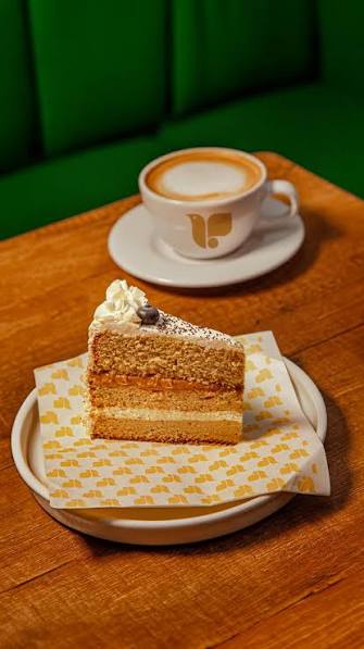 En VIVO cada taza de café tiene su acompañante perfecto: el sabor único del kibbe, la suavidad de los deditos de queso o la dulzura irresistible de nuestras tortas🍰. , ¿Con cuál disfrutas tu momento ...