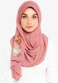 Penggayaan tudung bawal amat universal, boleh dipakai sama ada hendak ke pejabat, menghadiri acara formal dan majlis serta berhibur di hujung minggu. Pening Nak Tampil Berbeza Di Pagi Lebaran Ini 6 Gaya Hijab Terkini Untuk Anda Rileklah Com