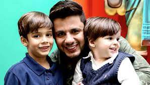 Veja mais ideias sobre cristiano araujo, araujo, fotos cristiano araujo. Filho De Cristiano Araujo E Proibido Pela Mae De Tirar Foto Com O Irmao Mais Velho Energias Nao Positivas Tv Foco