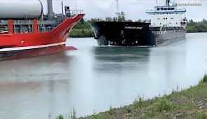 The great lakes are a major thoroughfare for the hauling of iron ore, grain, coal and other aggregates. Head On Collision In Great Lakes Welland Canal Caught On Camera Gcaptain