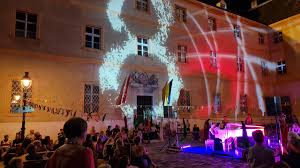 Klavier - 🎹 Die Piaristengasse wird wieder zur "Pianistengasse"! 🎶 Datum: aufgrund des Wetters auf 10.08.2023 verschoben Uhrzeit: 20:23 - 23:00 Uhr Erleben Sie mit uns eine zauberhafte Nacht mit unserem schönen