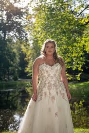 Ein eingenähter taillengürtel sorgt für optimalen halt. Curvy Bride Gunstige Brautkleider Munchen