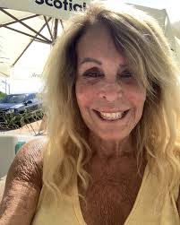 Una mujer plena de vida , entusiasmo y amigos. Q7xzu Narvikjm