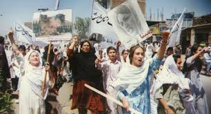 Decine di donne sono scese in piazza a kabul per portare sulle spalle il feretro di farkhunda, la giovane linciata dalla folla perchè accusata di aver bruciato alcune pagine del corano. Le Lotte Delle Donne Afghane Contro Il Patriarcato L Imperialismo E Il Capitalismo Rete Jin