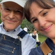 Jennifer Garner Mourns Death of “Kind & Brilliant” Dad William Garner