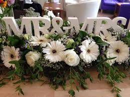 Pin By Linda Rhodes On Vip Flowers Floral Work Wedding Top Table Flowers Wedding Top Table Daisy Wedding Flowers