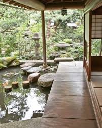 Caracterizados por una fuerte personalidad, los nipones poseen una rica historia que se supo forjar a lo largo de los años con fuerza, poder y dedicación, pero siempre con un perfil bajo, sin buscar llamar mucho la atención. La Arquitectura Tradicional Japonesa Un Elogio A La Sombra El Tratamiento De La Sombra Ha Jugado Siempre Un Pa Outdoor Structures Architecture Garden Bridge