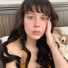 Nicole Dean's Instagram, Twitter & Facebook